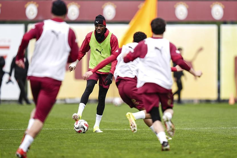 Galatasarayda tüm gözler Osimhende Derbiye yetişecek mi