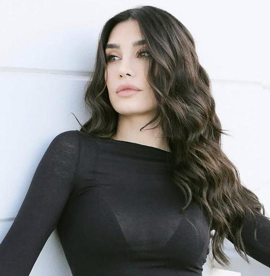 Burcu Kıratlı müziğe göz kırptı “Belki single yaparım” sözleri gündem oldu