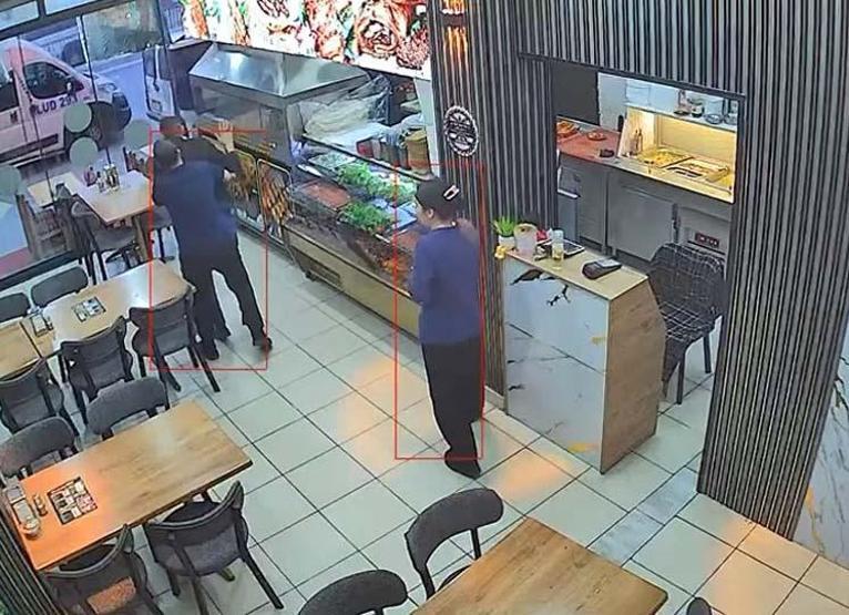 Heimlich manevrası yine hayat kurtardı: Restorandaki panik anları güvenlik kamerasında