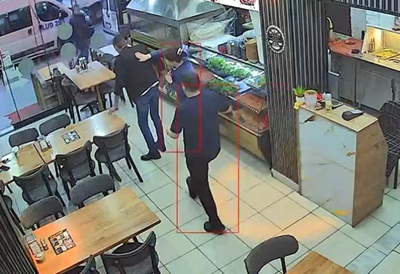 Heimlich manevrası yine hayat kurtardı: Restorandaki panik anları güvenlik kamerasında