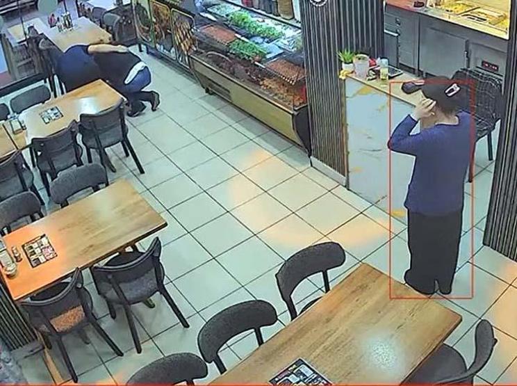 Heimlich manevrası yine hayat kurtardı: Restorandaki panik anları güvenlik kamerasında