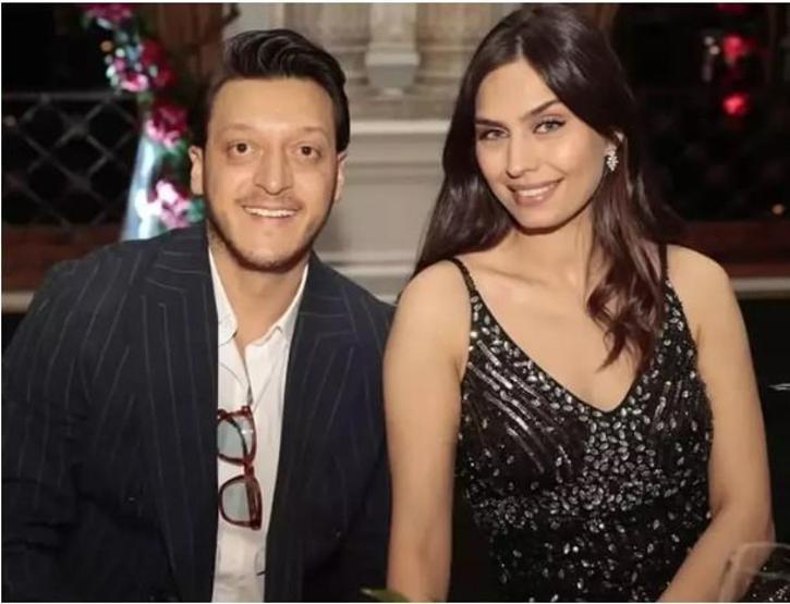 Amine Gülşe’den yeni paylaşım 3’üncü kez anne olan ünlü isim kızını kucağına aldı