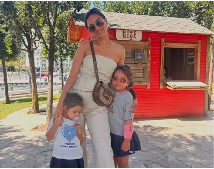 Amine Gülşe’den yeni paylaşım 3’üncü kez anne olan ünlü isim kızını kucağına aldı