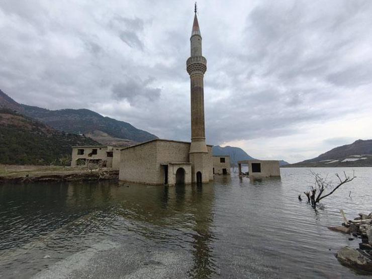 Baraj doldu, eski mahalleden geriye sadece minarenin bir bölümü kaldı