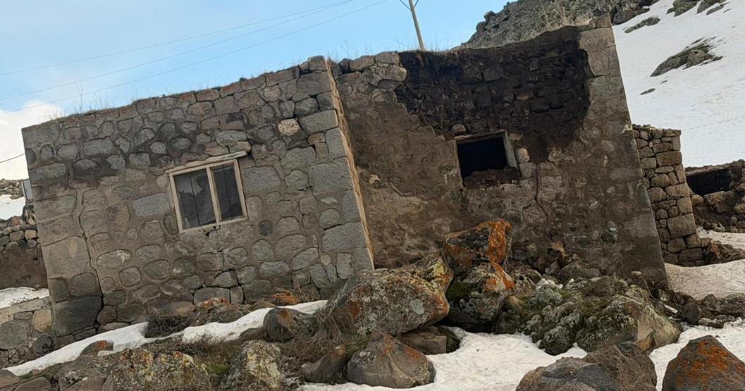Ağrıda 4.3 büyüklüğünde deprem Bazı köylerde evlerde hasar oluştu