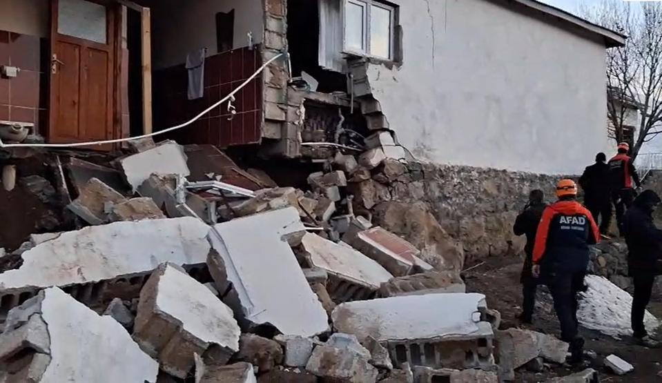 Ağrıda 4.3 büyüklüğünde deprem Bazı köylerde evlerde hasar oluştu