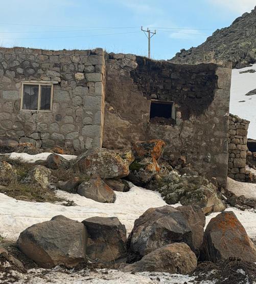 Ağrıda 4.3 büyüklüğünde deprem Bazı köylerde evlerde hasar oluştu