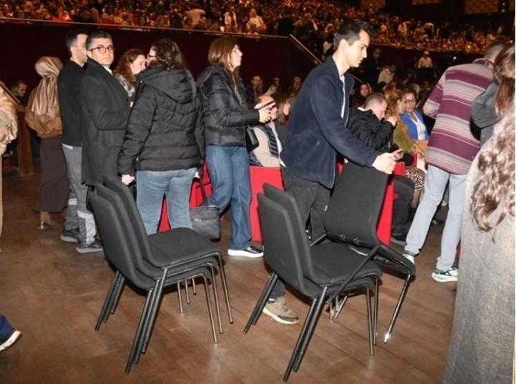 Gırgıriye Müzikali’nde kriz bitmedi Bu kez kuyrukta kavga çıktı