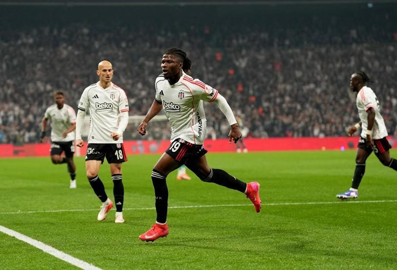 Beşiktaştan ayrılan El Bilal Toure, ezeli rakibin gündeminde