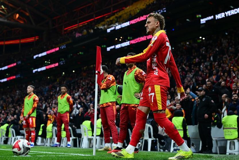 Galatasarayın kiralık yıldızı Noa Lang için sürpriz iddia Transferde ezeli rakip devrede...