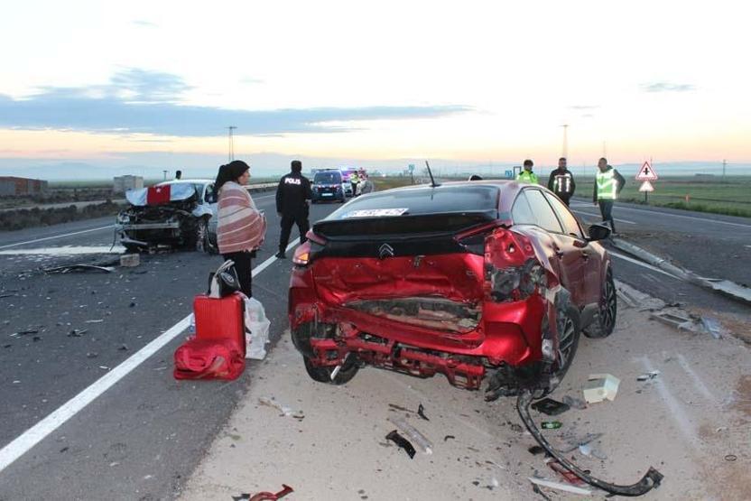 Kazayı görüp yardım etmek için duranların otomobiline başka araç çarptı