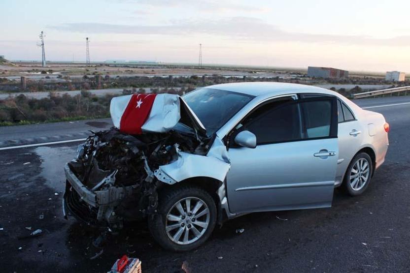 Kazayı görüp yardım etmek için duranların otomobiline başka araç çarptı