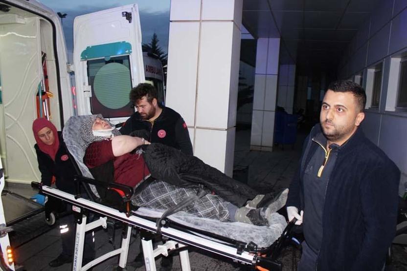 Kazayı görüp yardım etmek için duranların otomobiline başka araç çarptı