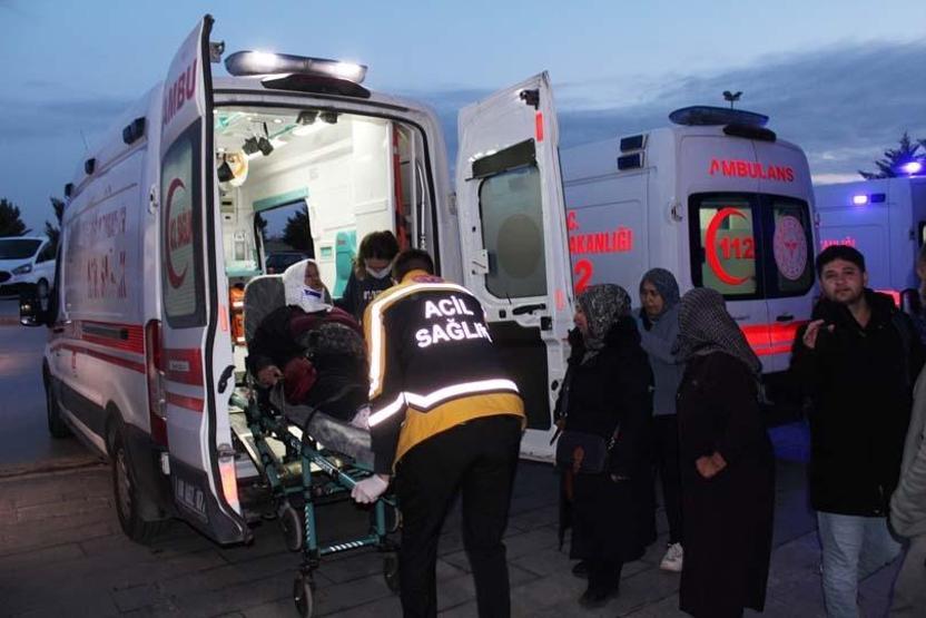 Kazayı görüp yardım etmek için duranların otomobiline başka araç çarptı