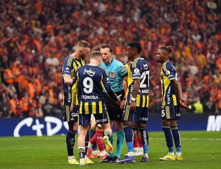 Galatasaray - Fenerbahçe derbisindeki penaltı pozisyonlarında karar doğru mu Eski hakemler değerlendirdi...
