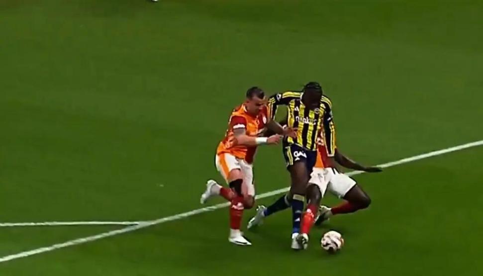 Galatasaray - Fenerbahçe derbisindeki penaltı pozisyonlarında karar doğru mu Eski hakemler değerlendirdi...