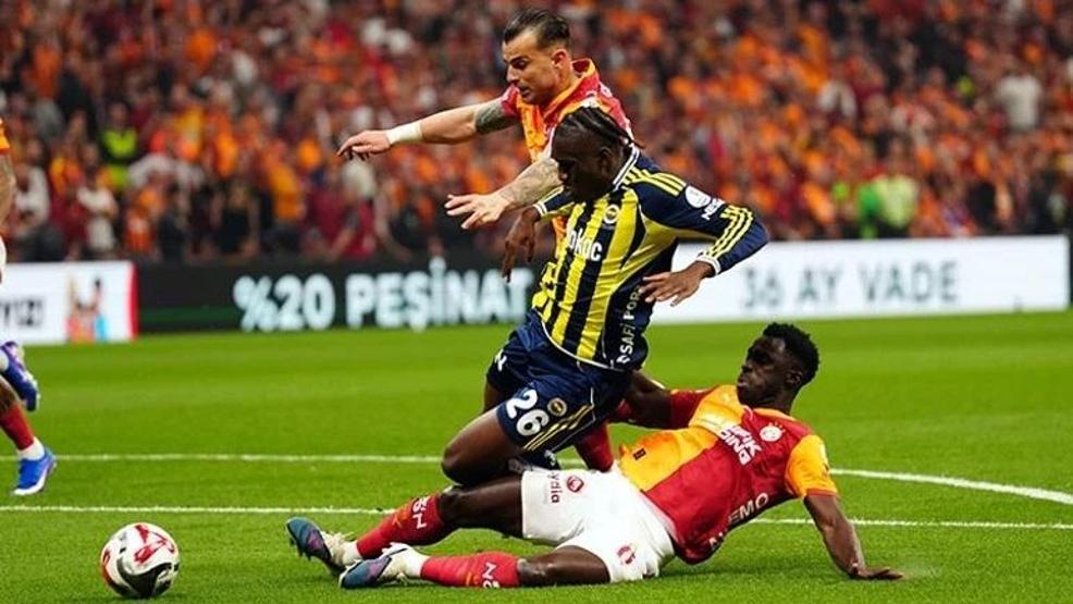 Galatasaray - Fenerbahçe derbisindeki penaltı pozisyonlarında karar doğru mu Eski hakemler değerlendirdi...