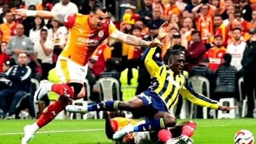 Galatasaray - Fenerbahçe derbisindeki penaltı pozisyonlarında karar doğru mu Eski hakemler değerlendirdi...