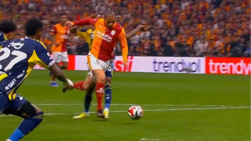 Galatasaray - Fenerbahçe derbisindeki penaltı pozisyonlarında karar doğru mu Eski hakemler değerlendirdi...