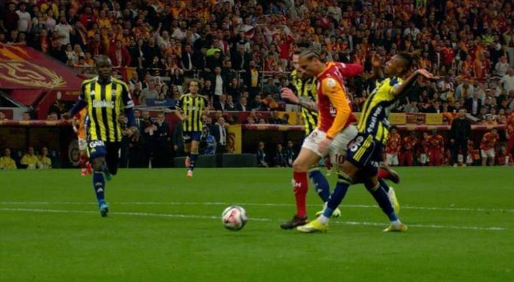 Galatasaray - Fenerbahçe derbisindeki penaltı pozisyonlarında karar doğru mu Eski hakemler değerlendirdi...