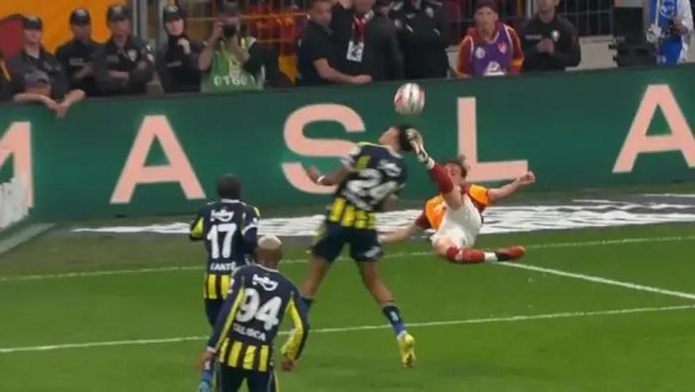 Galatasaray - Fenerbahçe derbisindeki penaltı pozisyonlarında karar doğru mu Eski hakemler değerlendirdi...