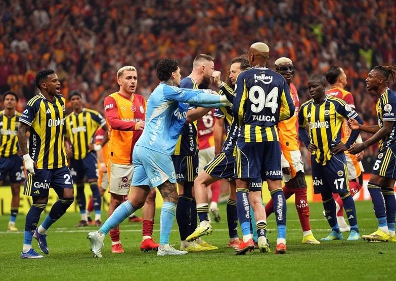 Galatasaray - Fenerbahçe derbisindeki penaltı pozisyonlarında karar doğru mu Eski hakemler değerlendirdi...