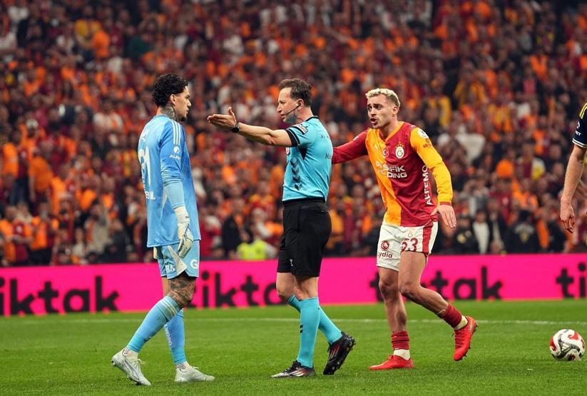 Galatasaray - Fenerbahçe derbisindeki penaltı pozisyonlarında karar doğru mu Eski hakemler değerlendirdi...
