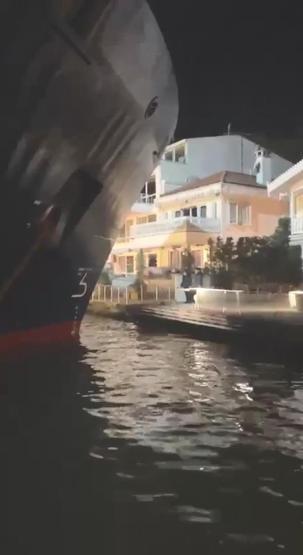 Gemi karaya oturdu, yalıda hasar oluştu