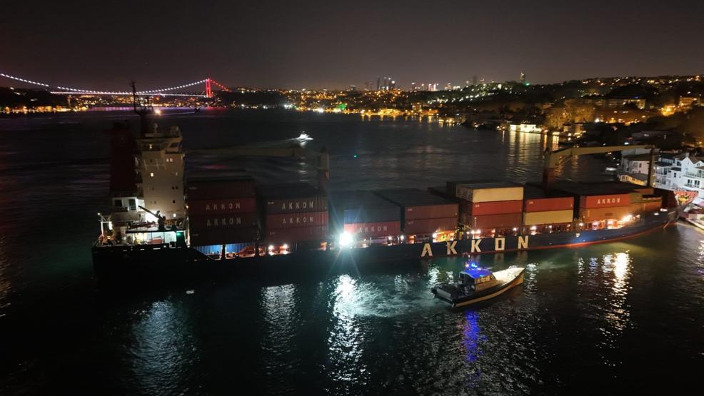 Gemi karaya oturdu, yalıda hasar oluştu