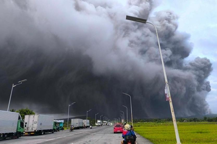 Mayon Yanardağı hareketlendi Çok sayıda yerleşim yeri kül altında kaldı...