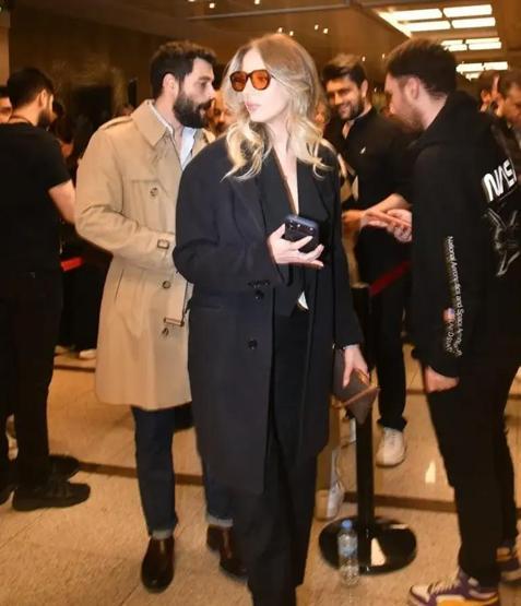 İşte Aşkın İlk Karesi Kenan Doğulu Konserinde Sürpriz: Akın Akınözü ve Yeni Sevgilisi İlk Kez Yan Yana