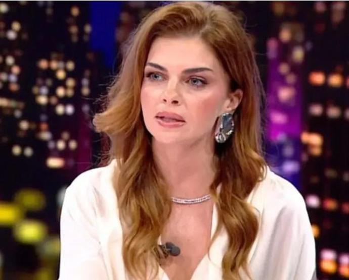 Pelin Karahan’dan Boşanma Sonrası İlk Paylaşım: “Aklım Başka, Duygularım Başka Yerde”
