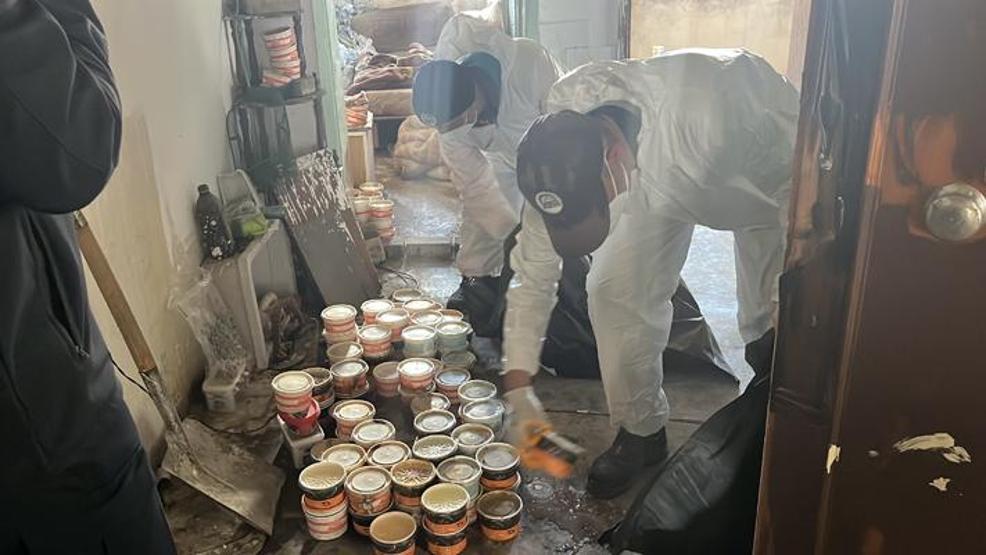 Kötü koku belediyeyi harekete geçirdi 1 yıldır çöp evde yaşadığı ortaya çıktı