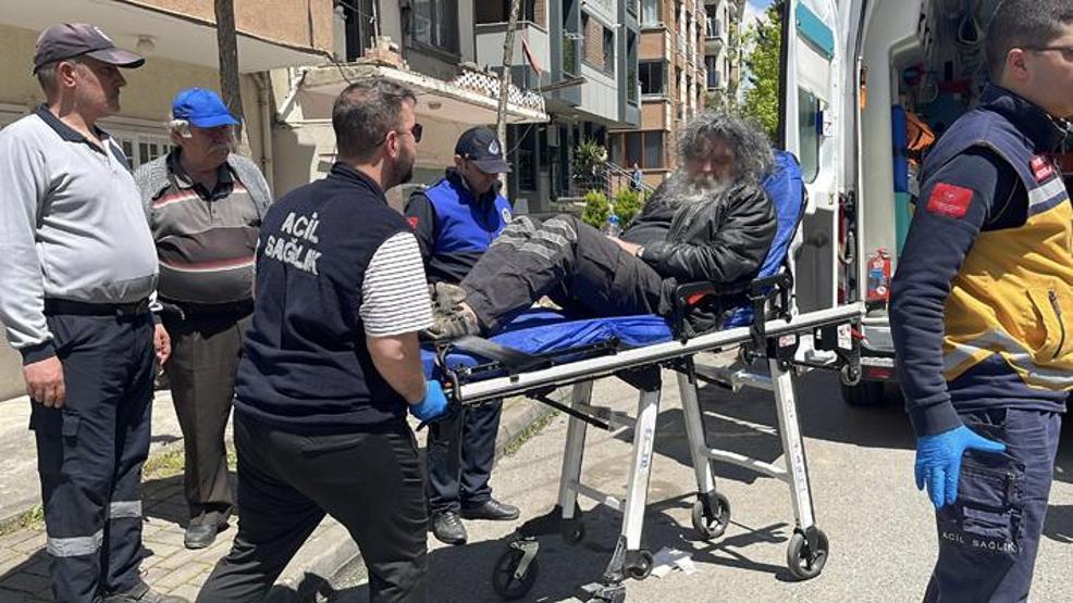 Kötü koku belediyeyi harekete geçirdi 1 yıldır çöp evde yaşadığı ortaya çıktı