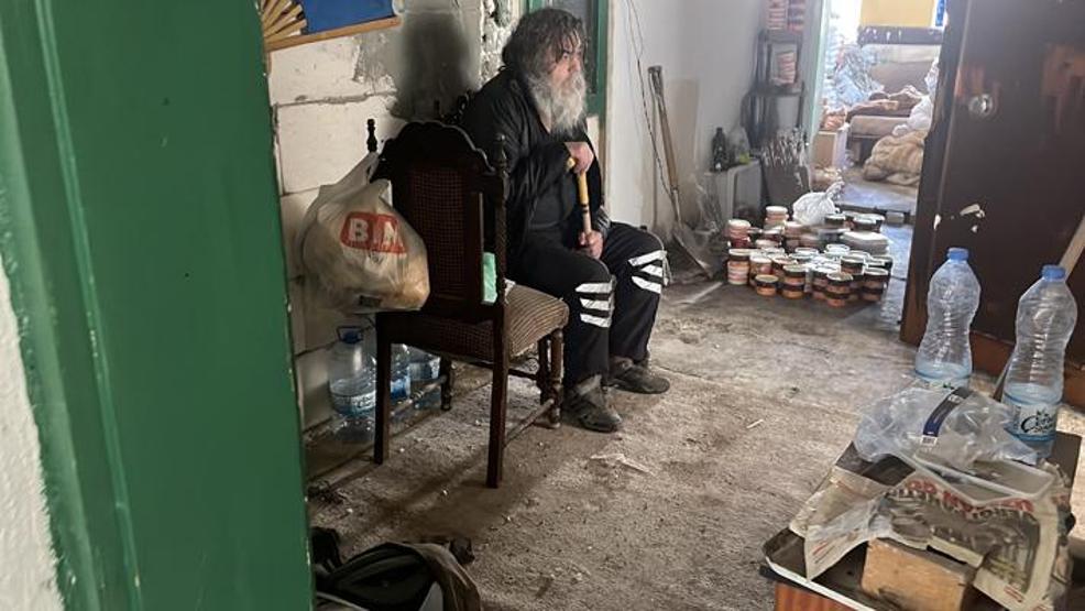 Kötü koku belediyeyi harekete geçirdi 1 yıldır çöp evde yaşadığı ortaya çıktı
