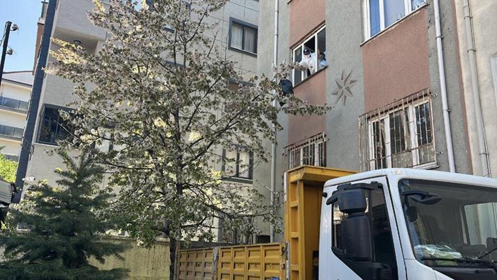 Kötü koku belediyeyi harekete geçirdi 1 yıldır çöp evde yaşadığı ortaya çıktı
