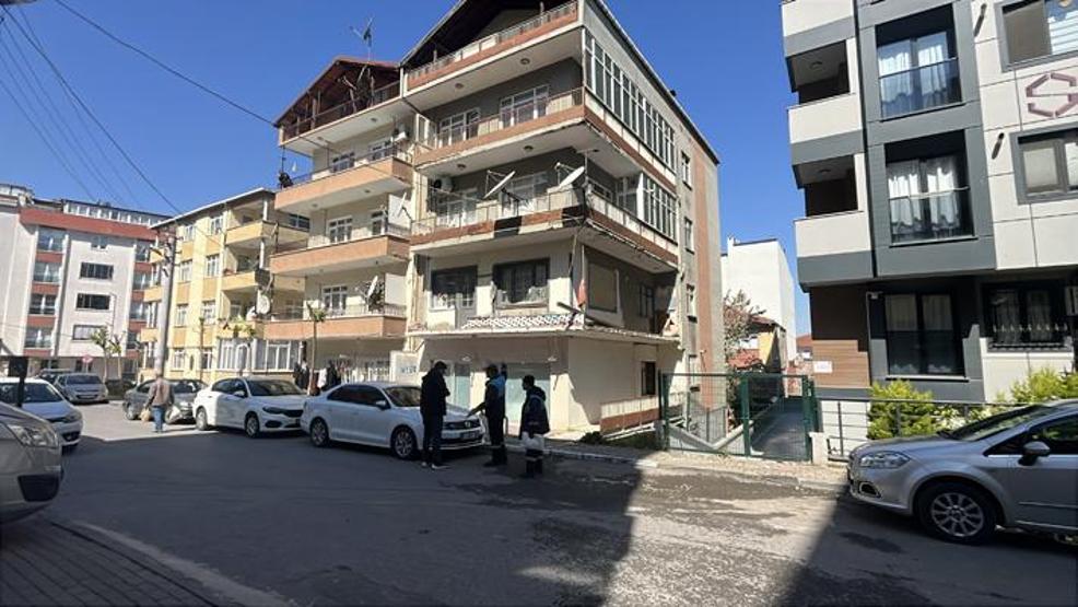Kötü koku belediyeyi harekete geçirdi 1 yıldır çöp evde yaşadığı ortaya çıktı