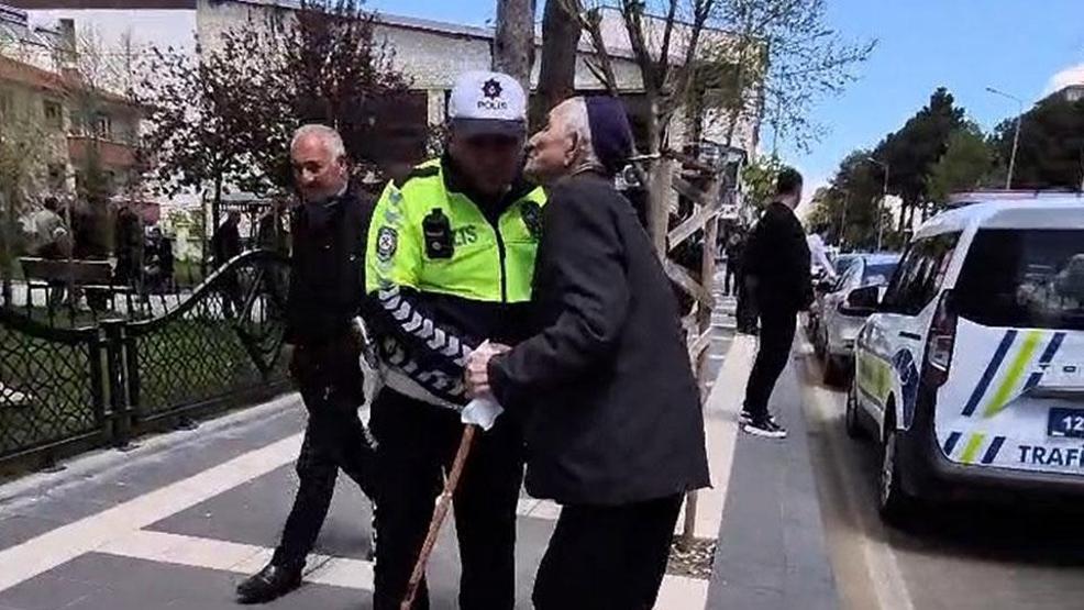 Yolun karşısına geçiren polise böyle teşekkür etti