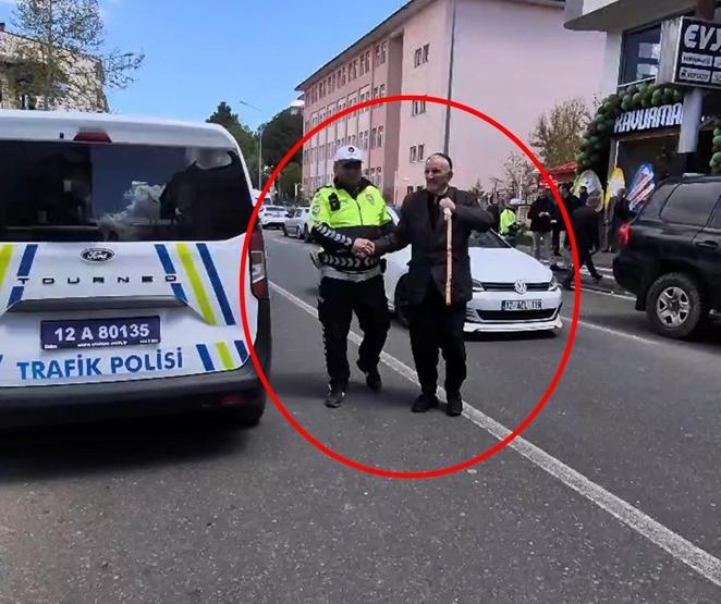 Yolun karşısına geçiren polise böyle teşekkür etti