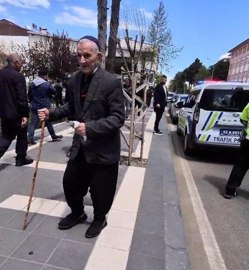Yolun karşısına geçiren polise böyle teşekkür etti