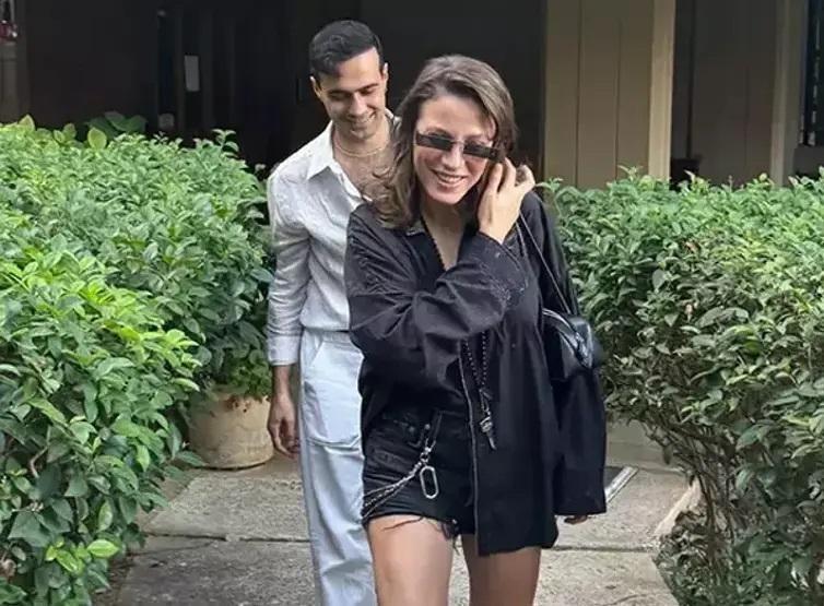 Serenay Sarıkaya ile Mert Demir aşka geldi Otomobilde romantik poz