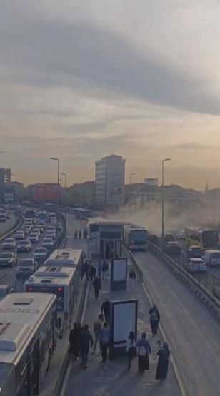 SON DAKİKA HABERİ: Metrobüste çıkan yangın paniğe neden oldu