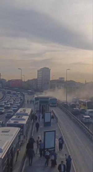SON DAKİKA HABERİ: Metrobüste çıkan yangın paniğe neden oldu