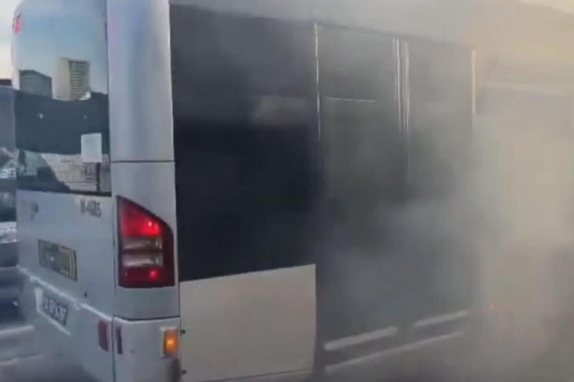 SON DAKİKA HABERİ: Metrobüste çıkan yangın paniğe neden oldu