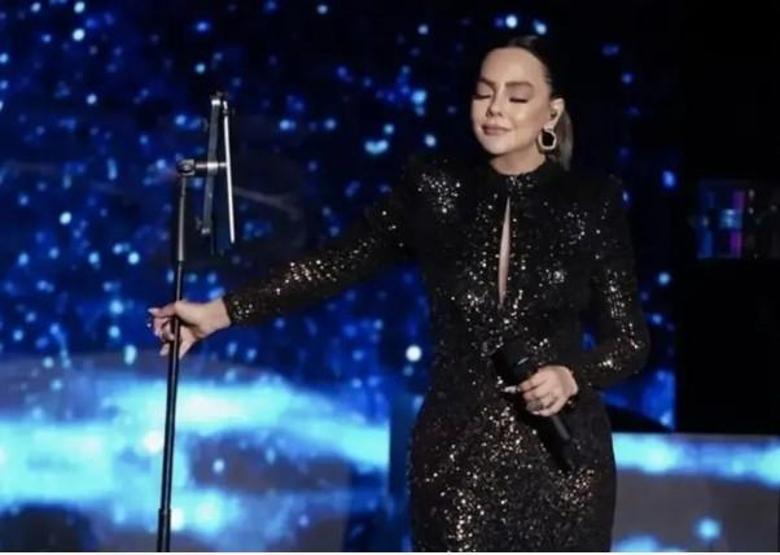 Ebru Gündeş’ten konser öncesi iddialı pozlar Kulis paylaşımı gündem oldu