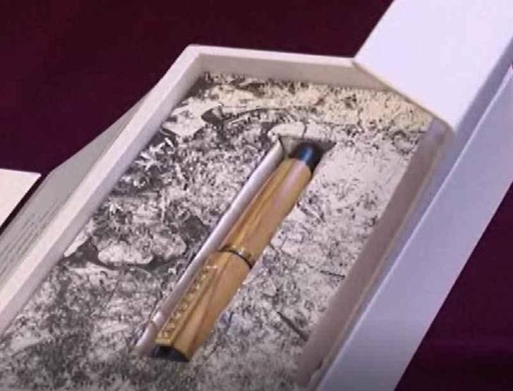 Vatikandaki hediyeleşmede dikkat çeken anlar: Zeytin dalına tuhaf tepki