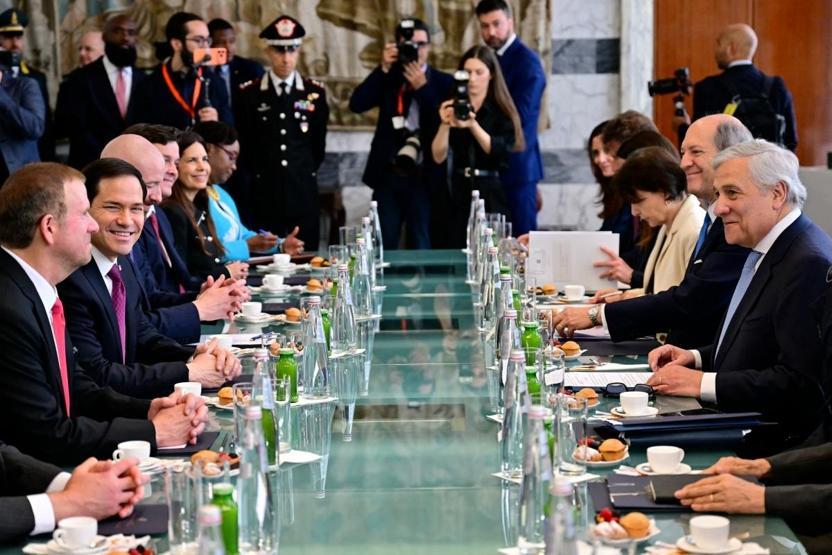 Vatikandaki hediyeleşmede dikkat çeken anlar: Zeytin dalına tuhaf tepki