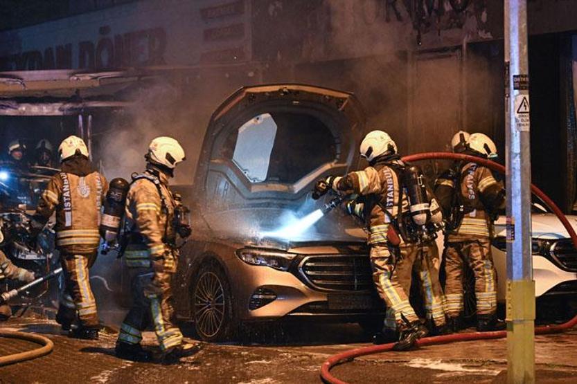 Oto galeride yangın: Araçlar kullanılamaz hale geldi