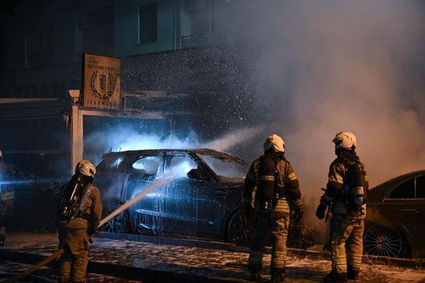 Oto galeride yangın: Araçlar kullanılamaz hale geldi