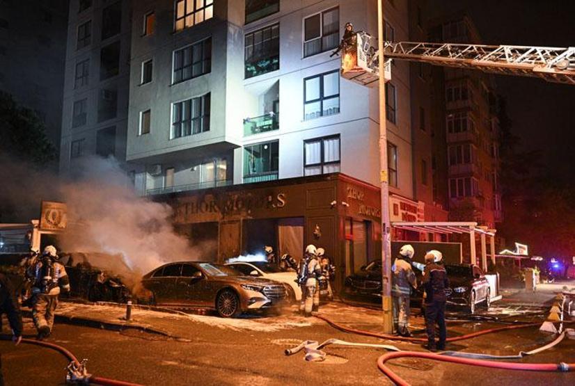 Oto galeride yangın: Araçlar kullanılamaz hale geldi